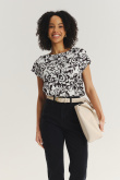 Kremowy top z nadrukiem w czarne kwiaty