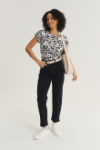 Kremowy top z nadrukiem w czarne kwiaty