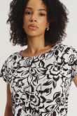 Kremowy top z nadrukiem w czarne kwiaty