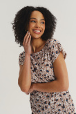 Beżowy top w kwiaty z krótkim rękawem