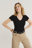 Uniwersalny czarny top z krótkim rękawem
