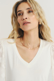 Biały top z efektownymi rękawami