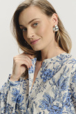 Elegancka bluzka w kwiaty z podkreśloną talią