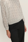 Biała bluzka z zapięciem typu łezka nadruk w kropki