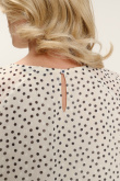 Biała bluzka z zapięciem typu łezka nadruk w kropki