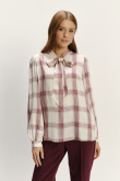 Stylowa biała bluzka z ozdobnym wiązaniem nadruk w kratę
