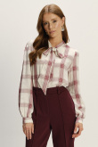 Stylowa biała bluzka z ozdobnym wiązaniem nadruk w kratę