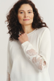 Biała bluza z ozdobnym haftem na rękawach