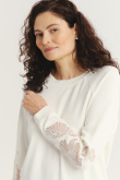 Biała bluza z ozdobnym haftem na rękawach