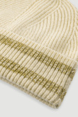 Kremowa czapka typu beanie z kontrastowymi paskami
