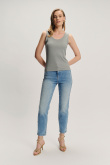 Niebieskie jeansy typu mom fit wysoki stan