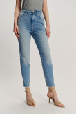 Niebieskie jeansy typu mom fit wysoki stan