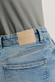 Niebieskie jeansy typu mom fit wysoki stan