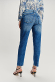 Ciemnoniebieskie jeansy typu boyfriend