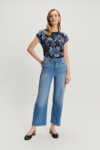 Niebieskie jeansy typu cropped