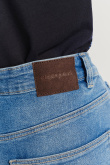 Niebieskie jeansy typu cropped