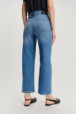 Niebieskie jeansy typu cropped