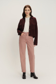 Pudrowo-różowe jeansy mom fit