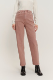Pudrowo-różowe jeansy mom fit
