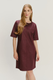 Elegancka bordowa sukienka o prostym fasonie
