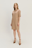 Beżowa uniwersalna sukienka o prostym fasonie