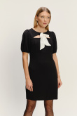 Elegancka czarna sukienka mini z kontrastową kokardą