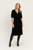 Klasyczna czarna sukienka midi z dekoltem V