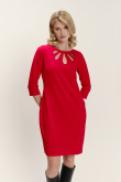 Elegancka czerwona sukienka z ażurowym dekoltem
