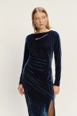 Dopasowana welurowa sukienka z ozdobnym rozcięciem ciemny granat