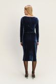Dopasowana welurowa sukienka z ozdobnym rozcięciem ciemny granat