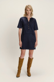 Granatowa sukienka z dekoltem V i subtelnymi guziczkami