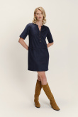 Granatowa sukienka z dekoltem V i subtelnymi guziczkami