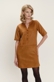 Karmelowa sukienka z dekoltem zapinanym na szereg małych guzików