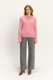 Jasnoróżowy sweter z domieszką wełny i dekoracyjnymi guzikami 