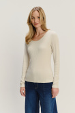 Kremowy longsleeve z miękkiej dzianiny