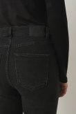 Uniwersalne czarne jeansy