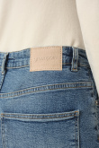 Błękitne jeansy mom fit
