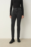 Ciemnoszare jeansy typu skinny