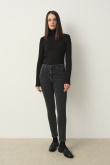 Ciemnoszare jeansy typu skinny