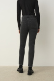 Ciemnoszare jeansy typu skinny