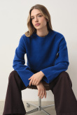 Niebieski sweter oversize