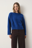 Niebieski sweter oversize