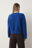 Niebieski sweter oversize