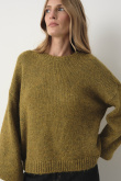 Luźny sweter w kolorze oliwkowej zieleni