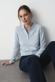 Sweter z kołnierzykiem w kolorze baby blue
