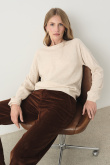 Basicowy sweter w kremowym kolorze