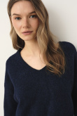 Granatowy sweter z domieszką wełny