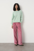 Basicowy sweter w pastelowym odcieniu zieleni