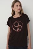 Brązowy t-shirt z grafiką na przodzie