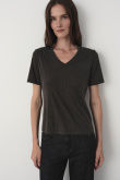 Szary t-shirt z dekoltem w V